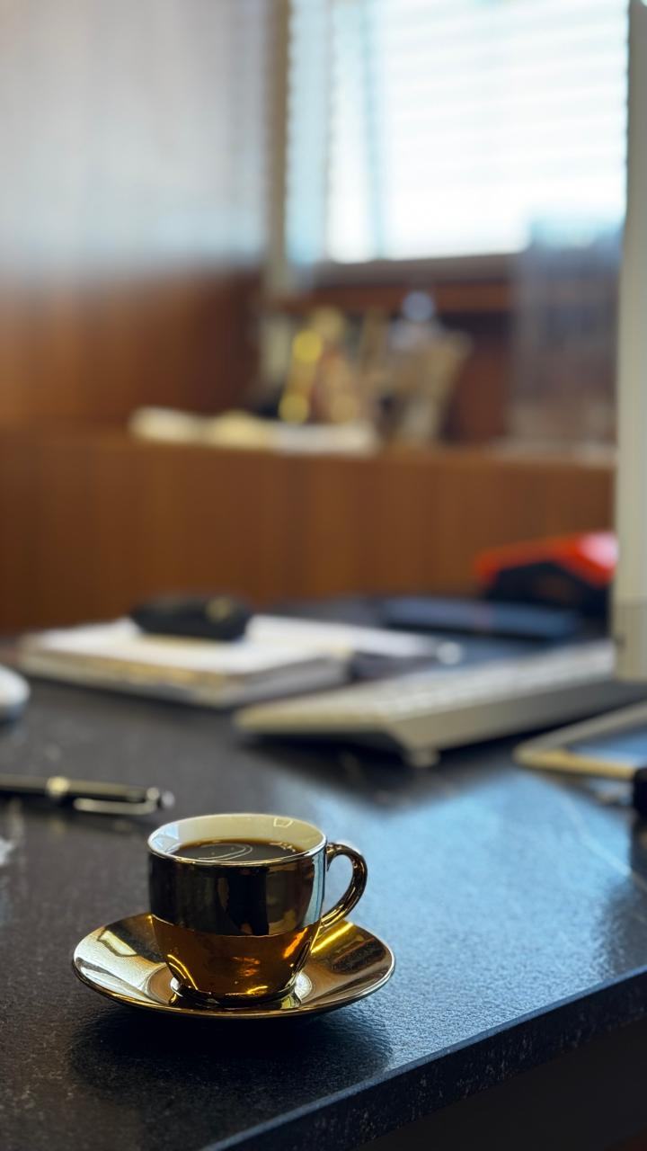 Xícara de café na mesa do escritório